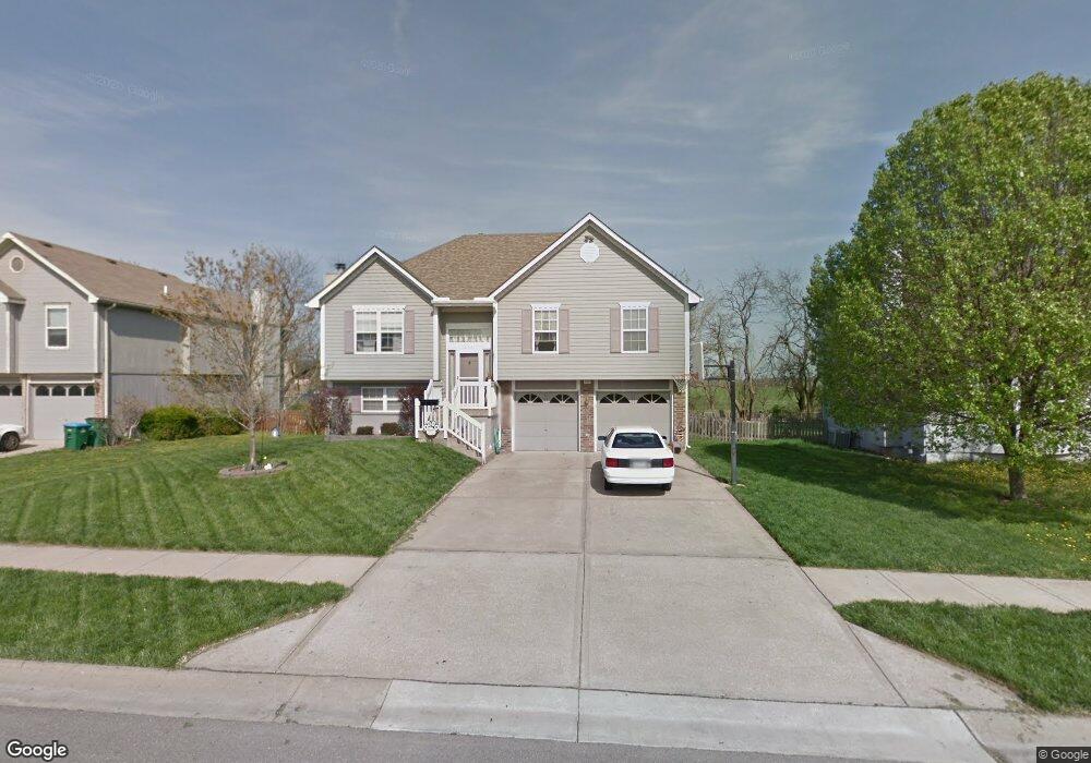 511 N Crest Dr, Raymore, MO 64083 - photo 1