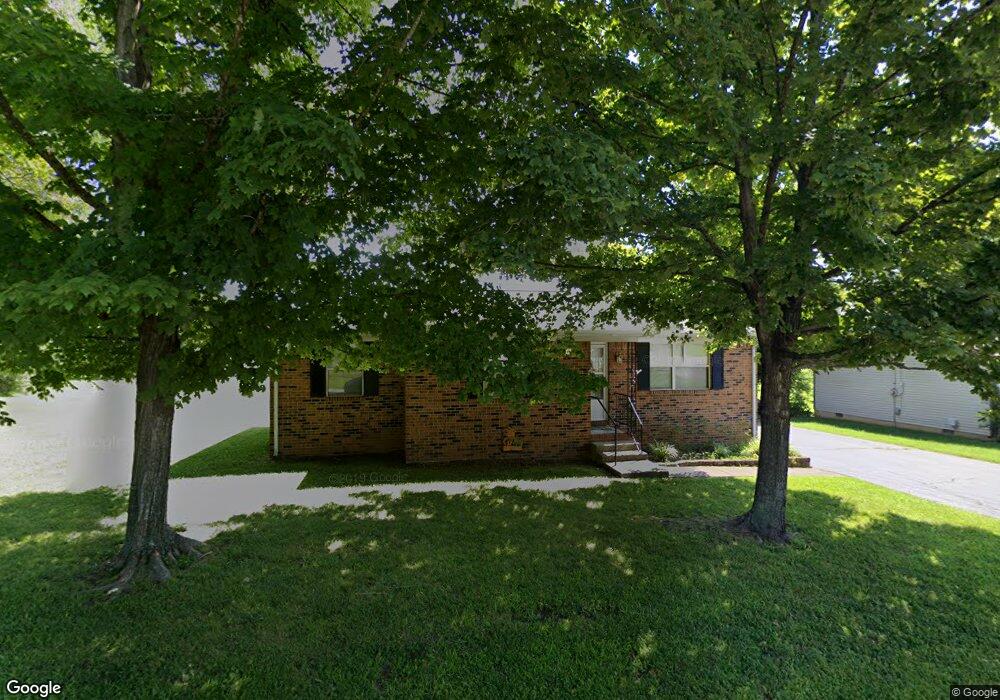 210 N Edgewood Dr, Hopkinsville, KY 42240 - photo 1