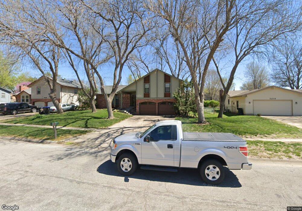 3212 SW Arrowhead Rd, Topeka, KS 66614 - photo 1