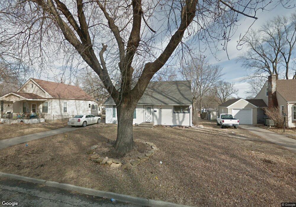 912 SW Cambridge Ave, Topeka, KS 66606 - photo 1