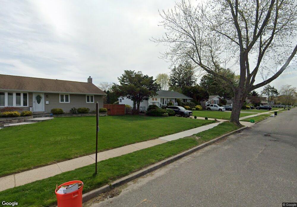 32 Hayrick Ln, ComMacK, NY 11725 - photo 1