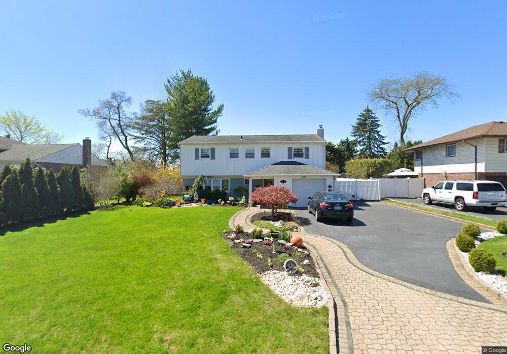 10 Sycamore Ln, ComMacK, NY 11725 - photo 1