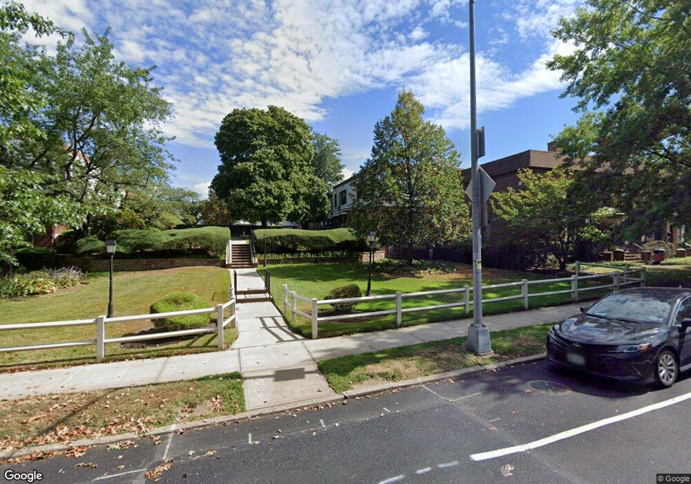 6989 Park Dr E unit B, Flushing, NY 11367 - photo 1
