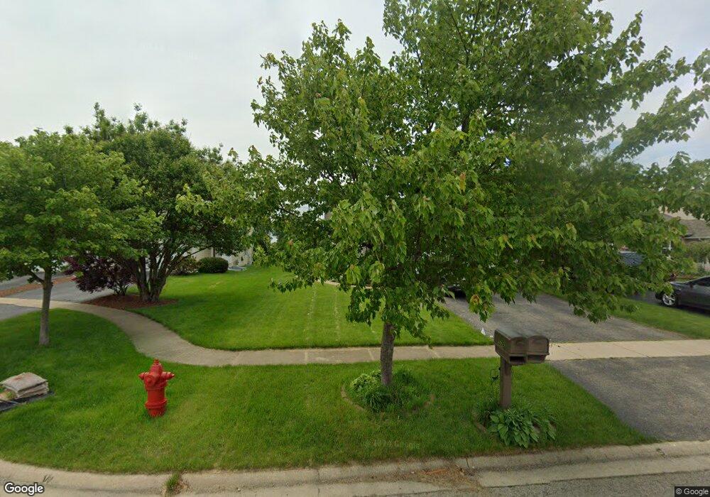 576 Chestnut Dr, Oswego, IL 60543 - photo 1