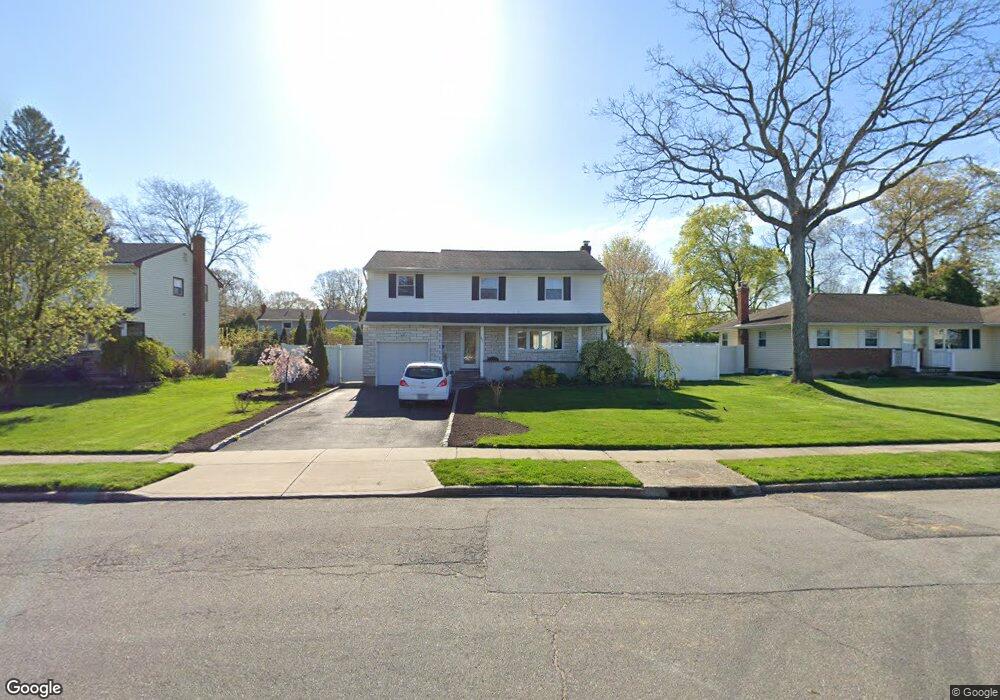 67 Genesee Dr, ComMacK, NY 11725 - photo 1