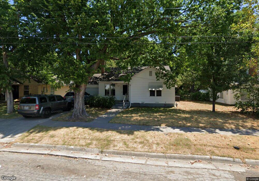 906 N Howeth St, Gainesville, TX 76240 - photo 1