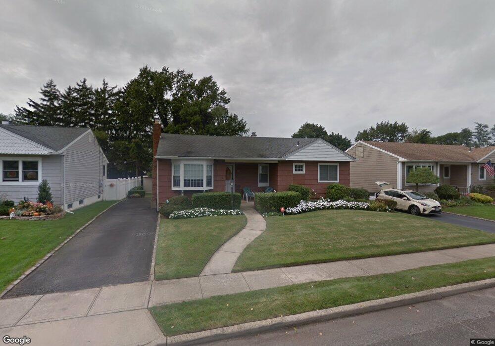 570 Hewlett St, Franklin Square, NY 11010 - photo 1