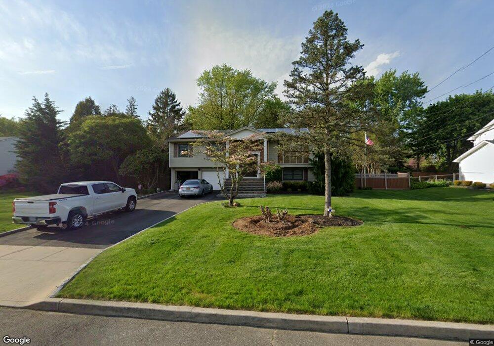 9 Delmar Ln, ComMacK, NY 11725 - photo 1