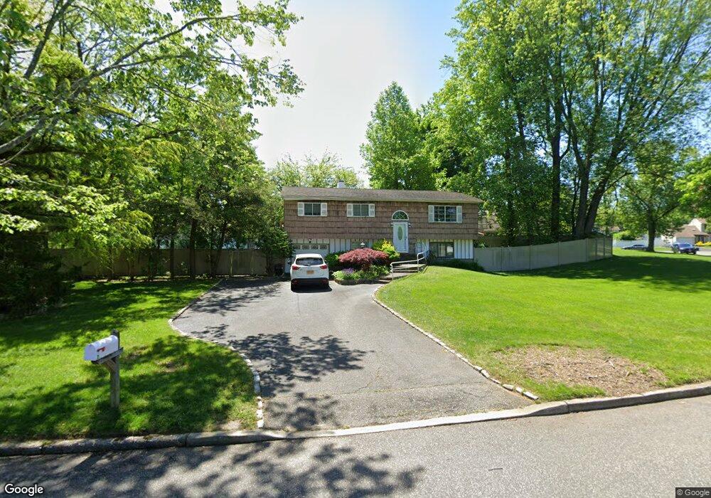 7 Peacock Ln, ComMacK, NY 11725 - photo 1