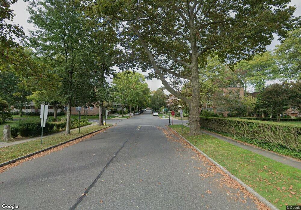 15M?K Hill Park Ave, Great Neck, NY 11021 - photo 1