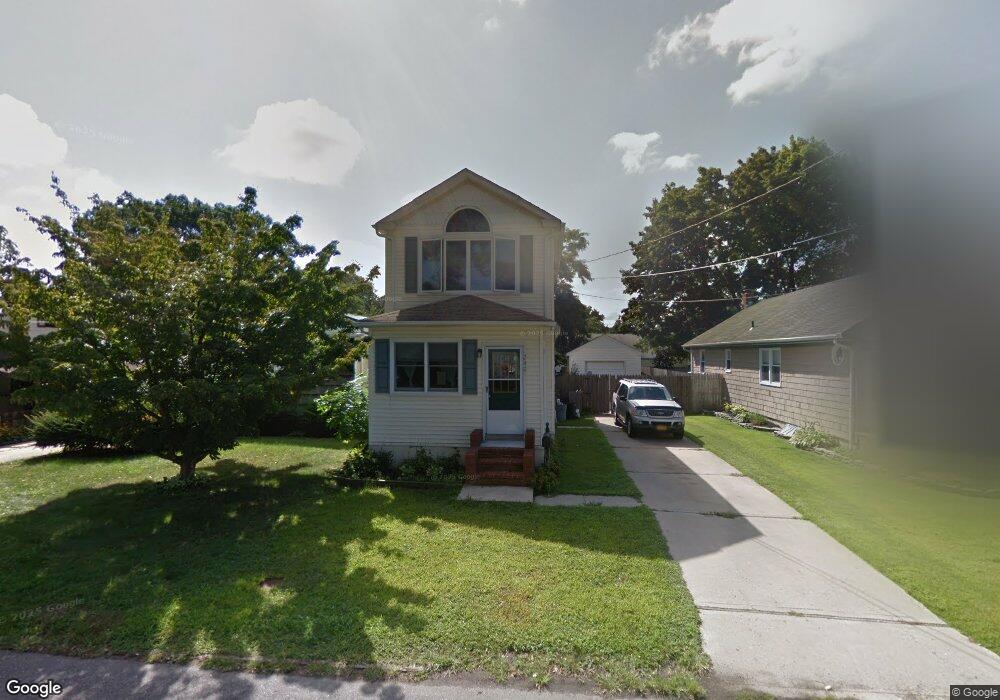 240 Florida Ave, Copiague, NY 11726 - photo 1