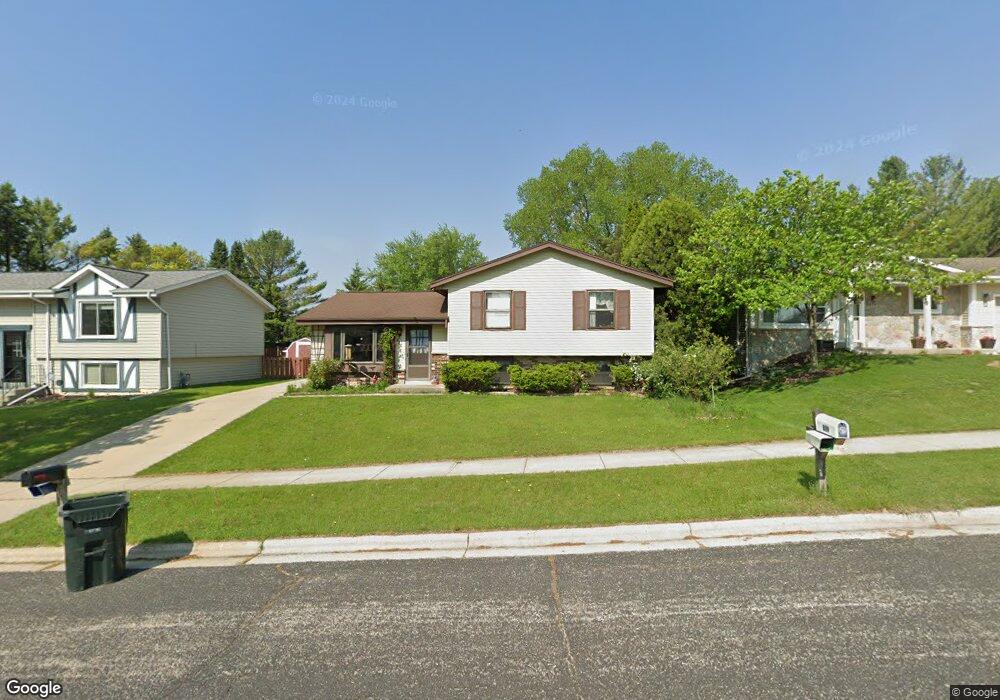 820 Kings Ridge Ct E, West Bend, WI 53090 - photo 1