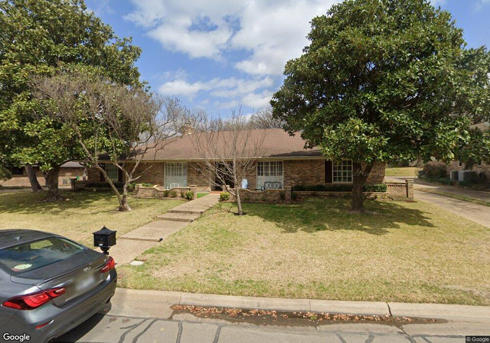 911 Loch Lomond Dr, Arlington, TX 76012 - photo 1