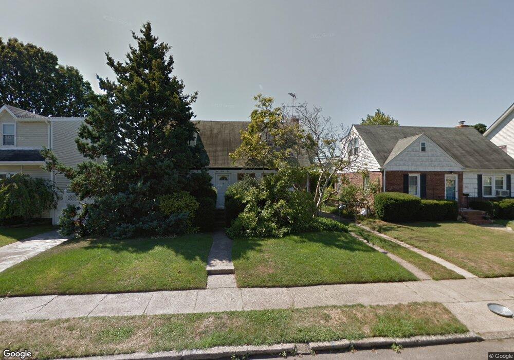 945 Oaks Dr, Franklin Square, NY 11010 - photo 1