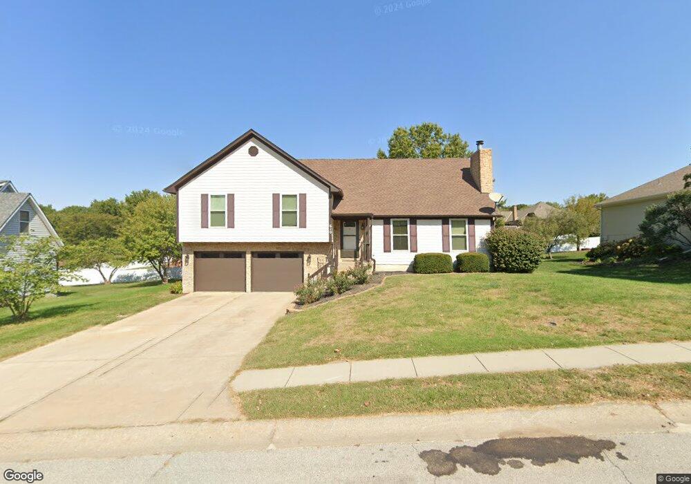 610 Lakeview Dr, Raymore, MO 64083 - photo 1