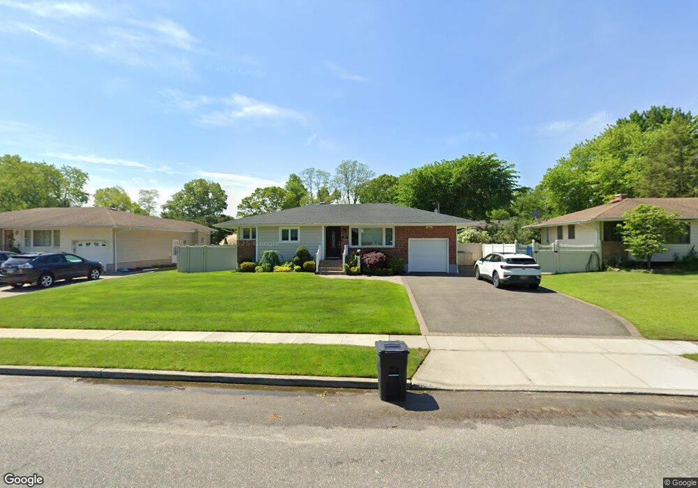 10 Donna Ln, ComMacK, NY 11725 - photo 1