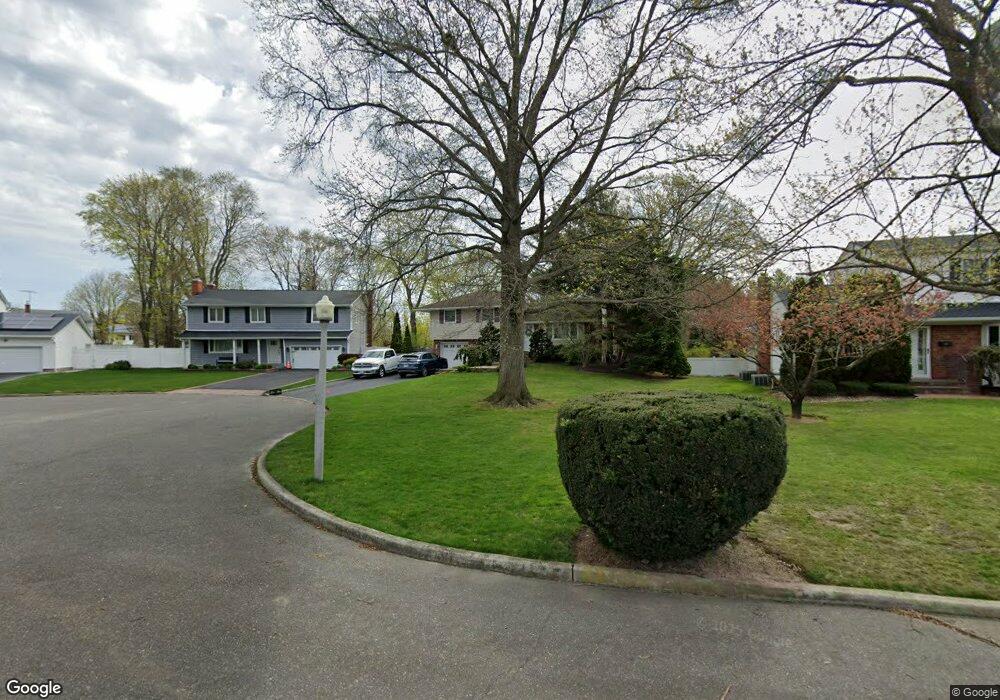 28 Tyram Ln, ComMacK, NY 11725 - photo 1