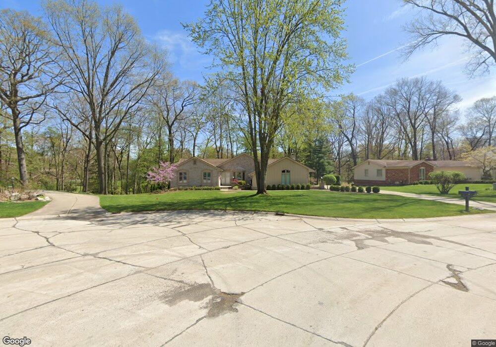 1742 Brookview Cir, Bloomfield Hills, MI 48304 - photo 1