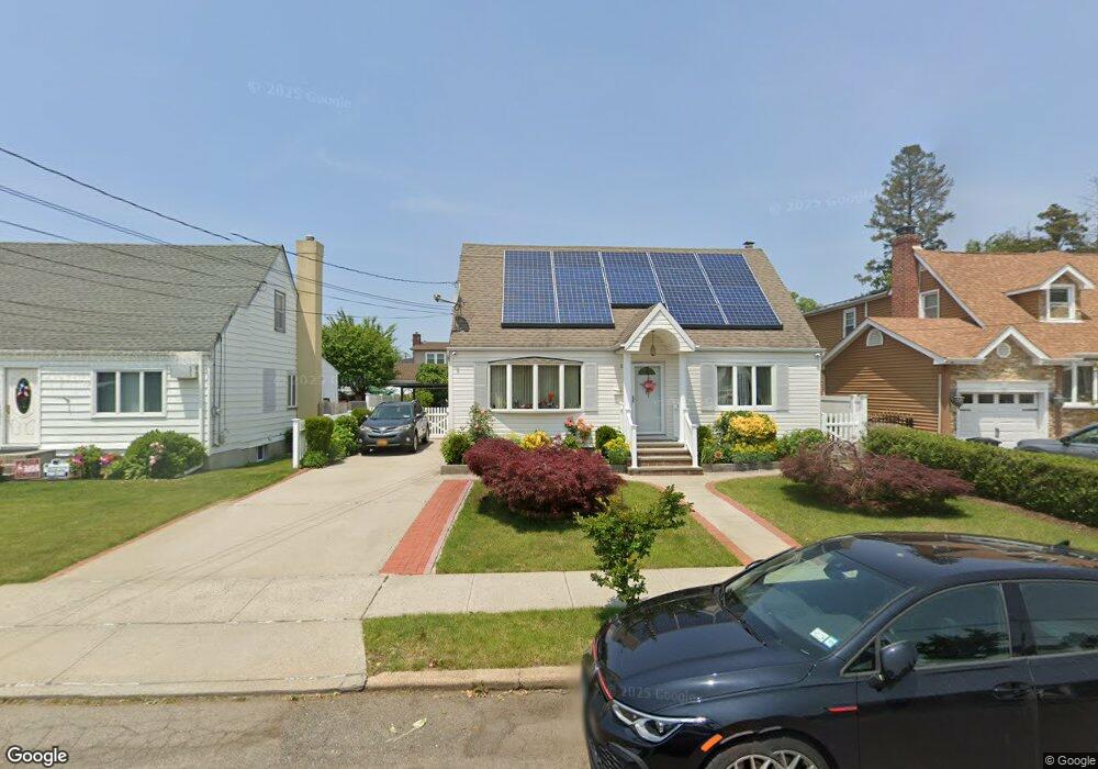 216 Evelyn Rd, Mineola, NY 11501 - photo 1