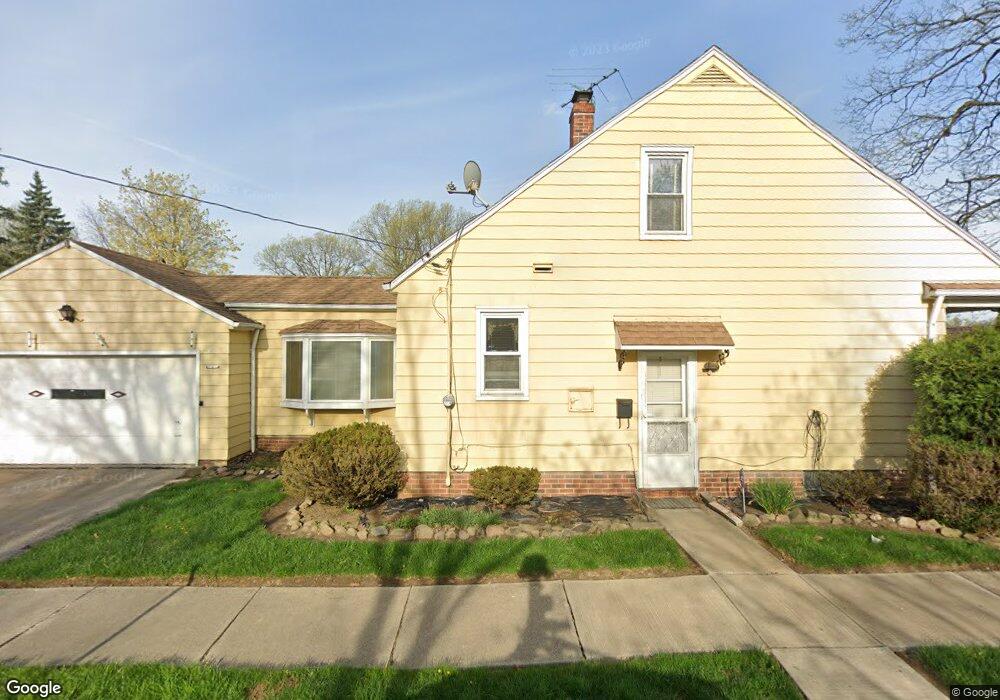 18548 Mccracken Rd, Maple Heights, OH 44137 - photo 1