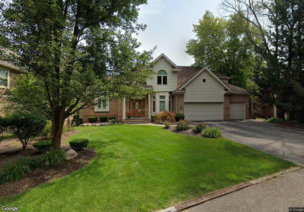 2401 Circle Dr, West Bloomfield, MI 48324 - photo 1