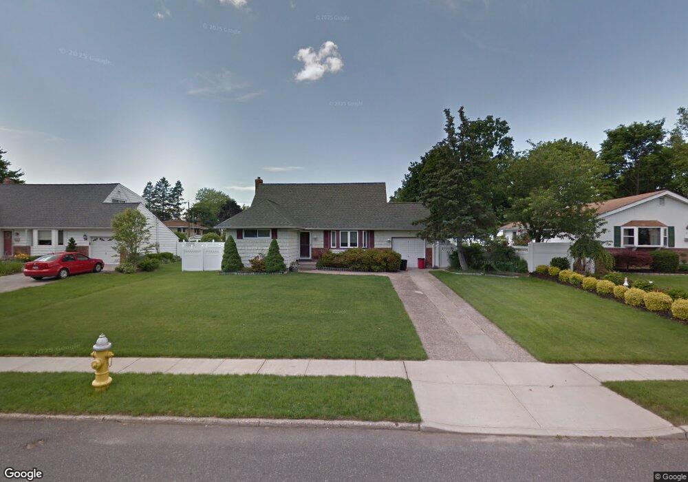 21 Pickwick Dr, ComMacK, NY 11725 - photo 1