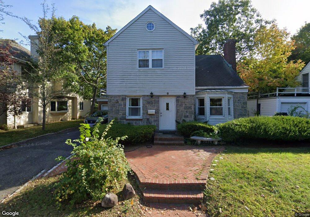 8 Gutheil Ln, Great Neck, NY 11024 - photo 1