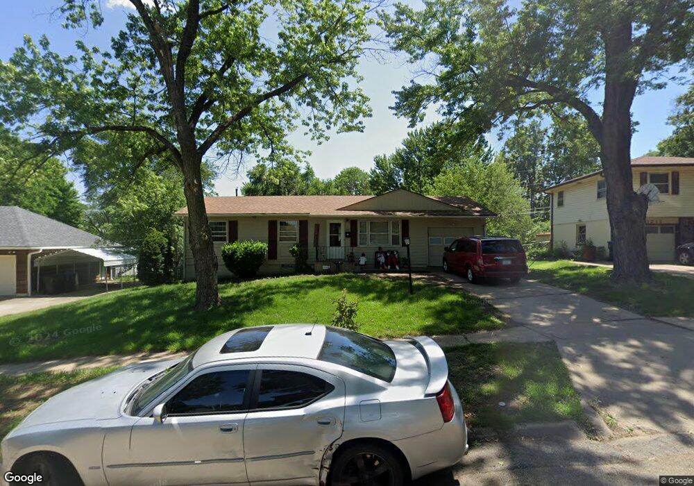 3201 SW 32nd St, Topeka, KS 66614 - photo 1