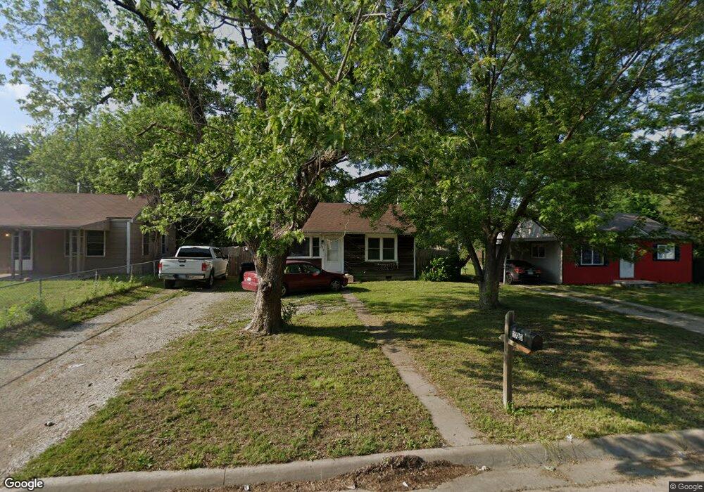 1020 SE Pinecrest Dr, Topeka, KS 66605 - photo 1