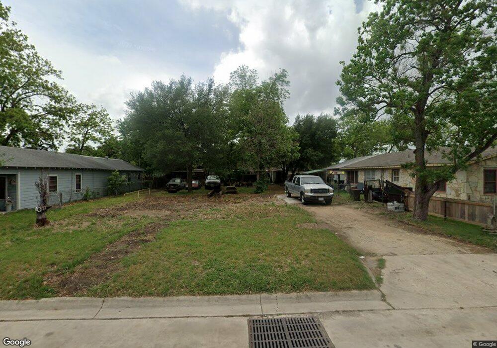 909 E Weinert St, Seguin, TX 78155 - photo 1