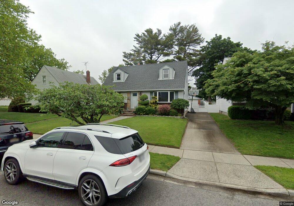 17 Yorkshire Rd, New Hyde Park, NY 11040 - photo 1