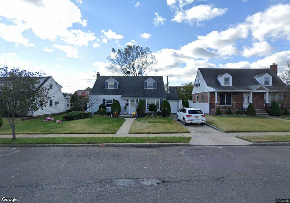 1069 Park Ln N, Franklin Square, NY 11010 - photo 1