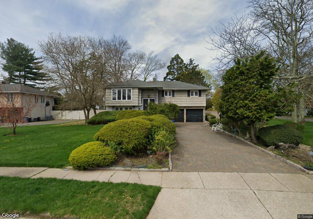 114 Hayrick Ln, ComMacK, NY 11725 - photo 1
