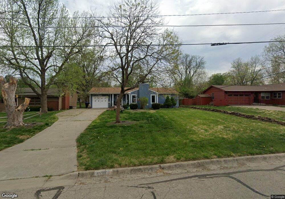 4523 SW Drury Ln, Topeka, KS 66604 - photo 1