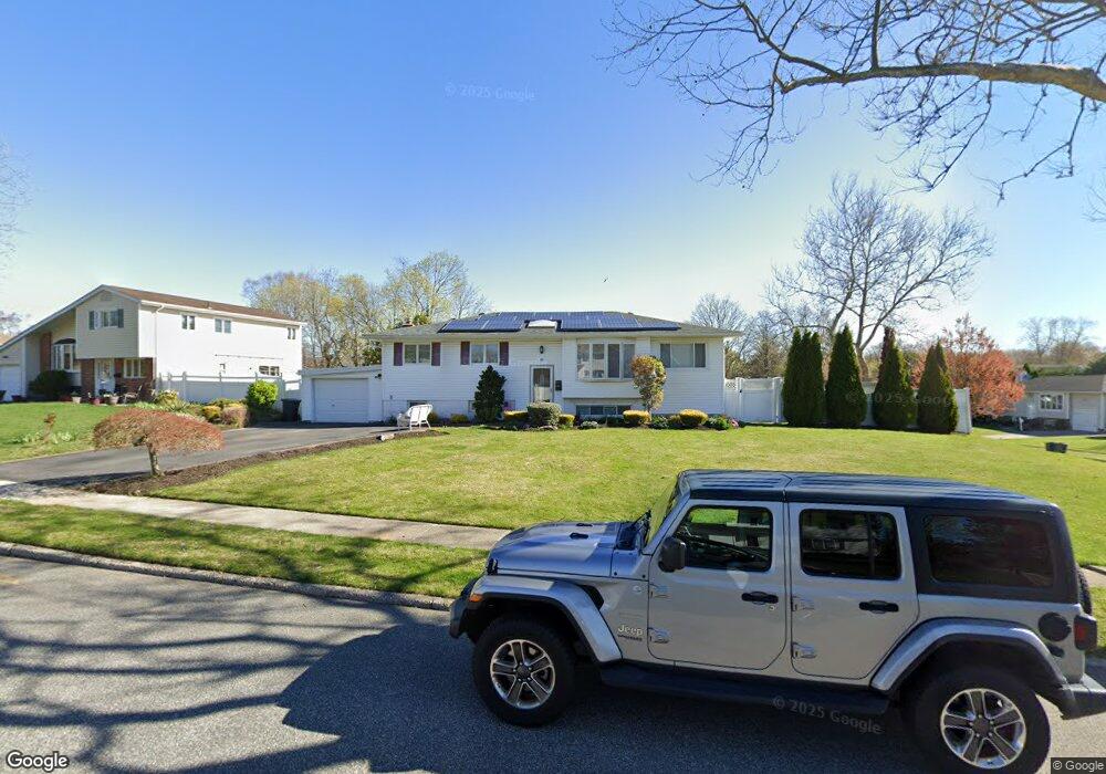 33 Comanche Ln, ComMacK, NY 11725 - photo 1