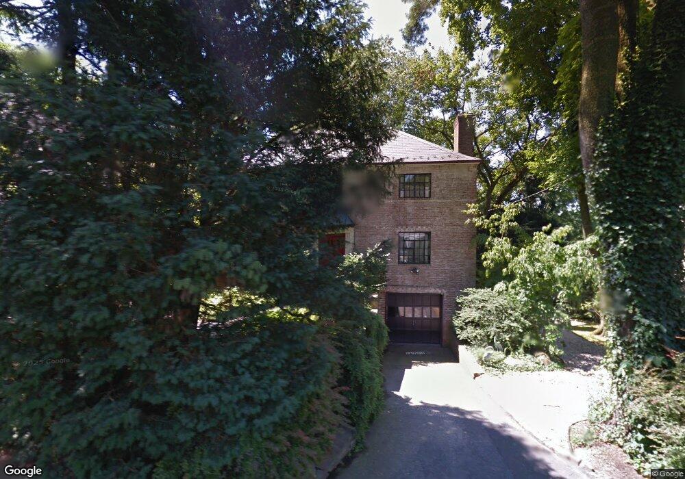 220 Manhasset Ave, Manhasset, NY 11030 - photo 1