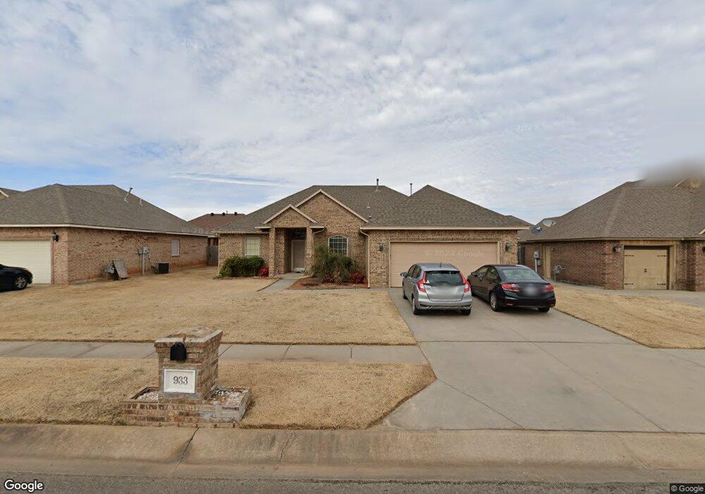 933 NE 28th St, Moore, OK 73160 - photo 1