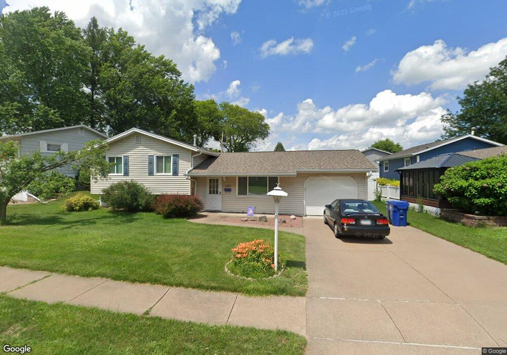 2305 Avalon Dr, Bettendorf, IA 52722 - photo 1