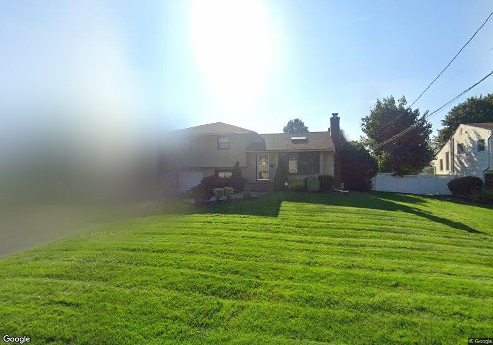 22 Plum Tree Ln, ComMacK, NY 11725 - photo 1