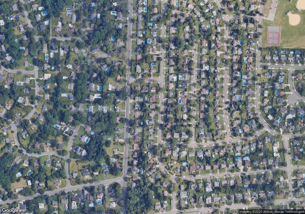 35 Hayrick Ln, ComMacK, NY 11725 - photo 1