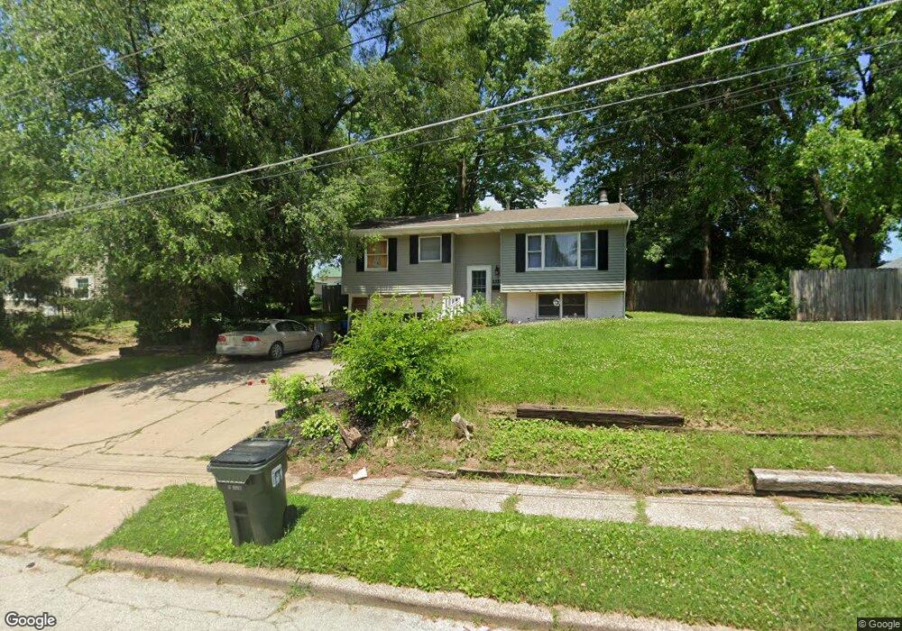 2332 E Pleasant St, Davenport, IA 52803 - photo 1