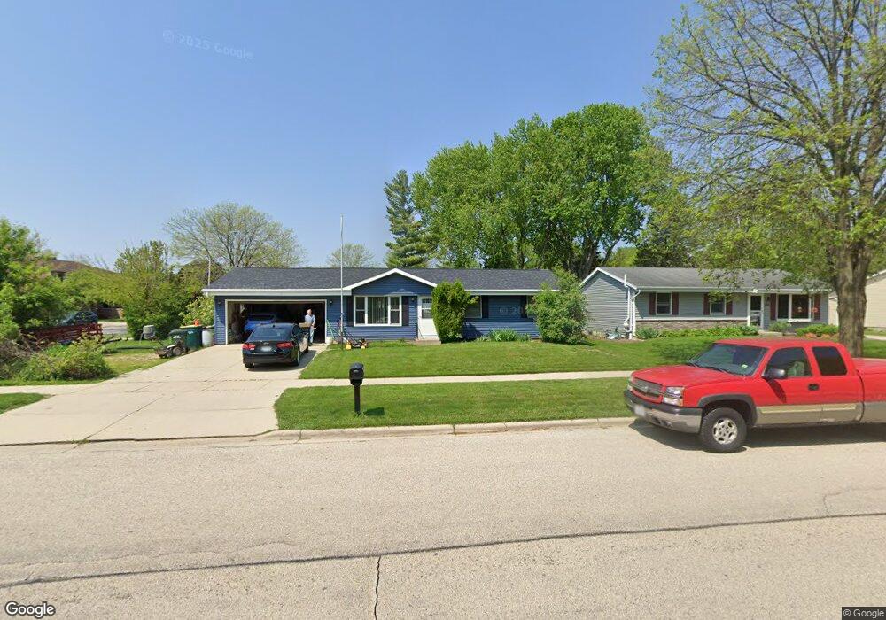 806 Villa Park Dr, West Bend, WI 53090 - photo 1