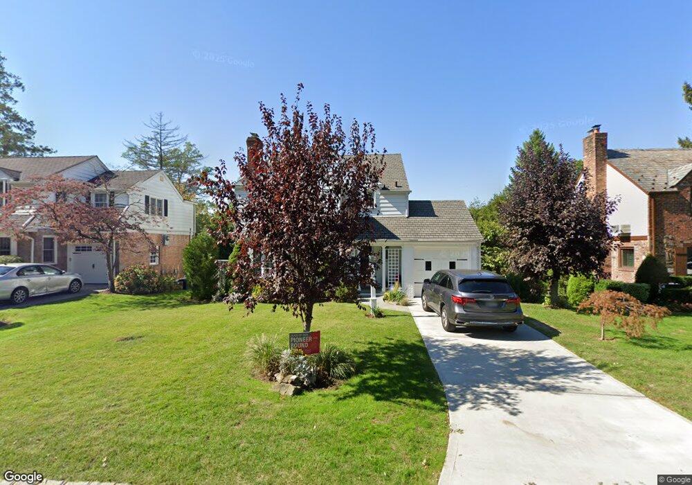27 Shorehaven Ln, Manhasset, NY 11030 - photo 1
