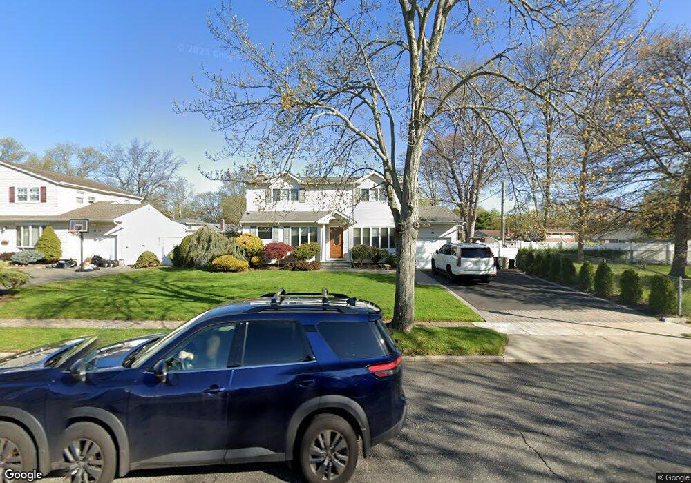 21 Genesee Dr, ComMacK, NY 11725 - photo 1