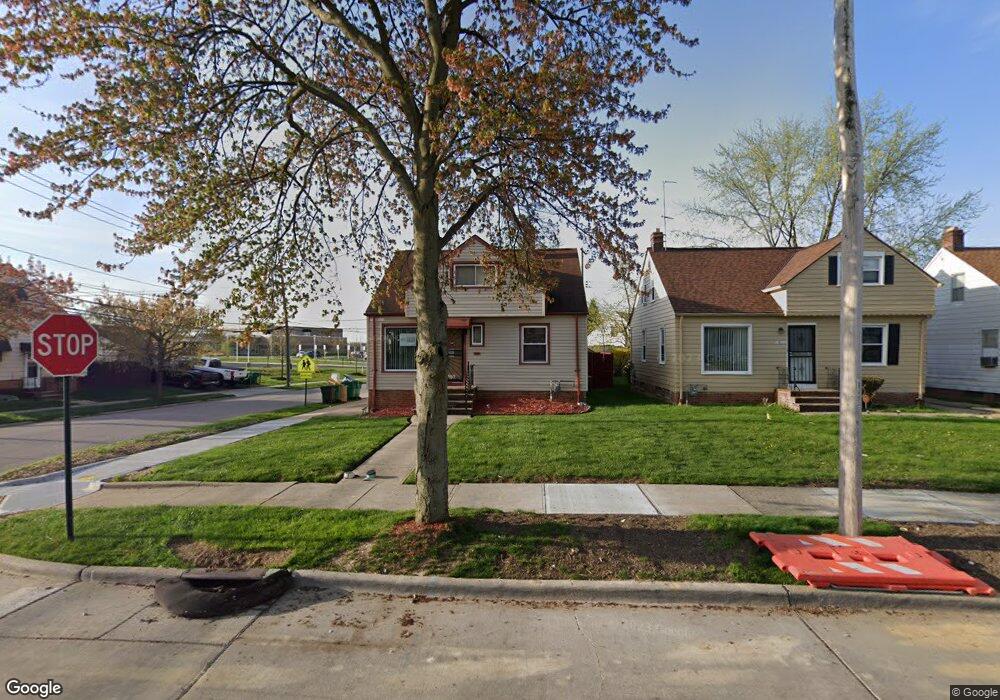 19316 Stockton Ave, Maple Heights, OH 44137 - photo 1