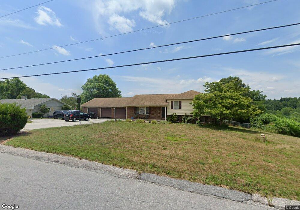 606 Lake View Dr, Westminster, MD 21157 - photo 1