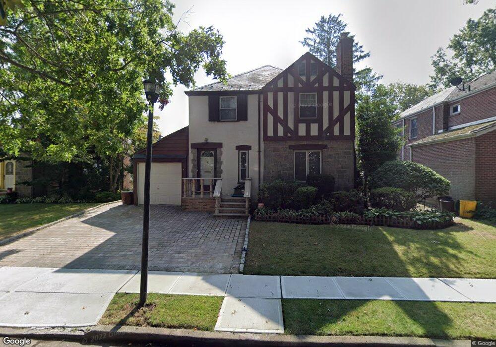 9 Catalpa Ln, Valley Stream, NY 11581 - photo 1