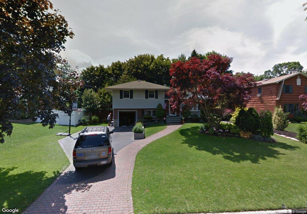 20 Sycamore Ln, ComMacK, NY 11725 - photo 1