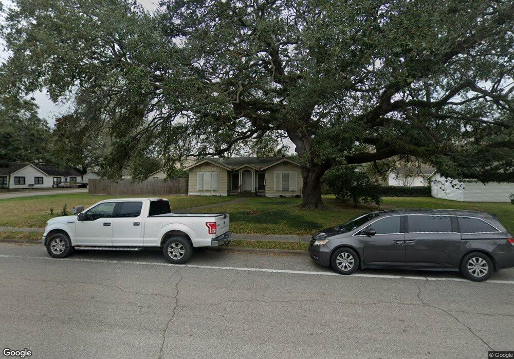 914 W Adoue St, Alvin, TX 77511 - photo 1