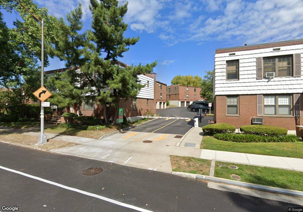 7079 Park Dr E unit B, Flushing, NY 11367 - photo 1